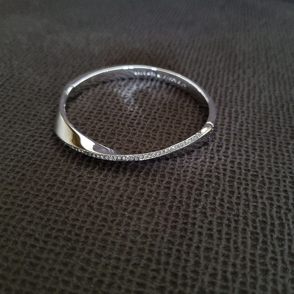 Kate Spade♠️ Silver🤍 "Do the Twist"🔀 Bangle Bracelet - NWT - Picture 3 of 15